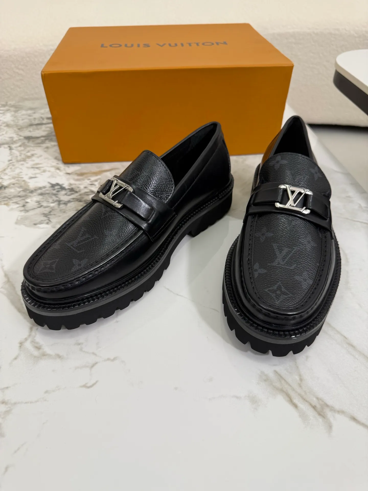 [L Family] Top P: 800💰 ▪️Size: 39-44 (38.45 custom-made) The top male god leather shoes Lv series are sold at the same time with original factory configuration, original cowhide fabric imported from Italy, soft and comfortable, imported water-dyed cow lining, soles: original ultra-light French foam outsole super comfortable, original factory with single goods 🔍🔍high quality, can be entered and exited at will, welcome to compare and synchronize.